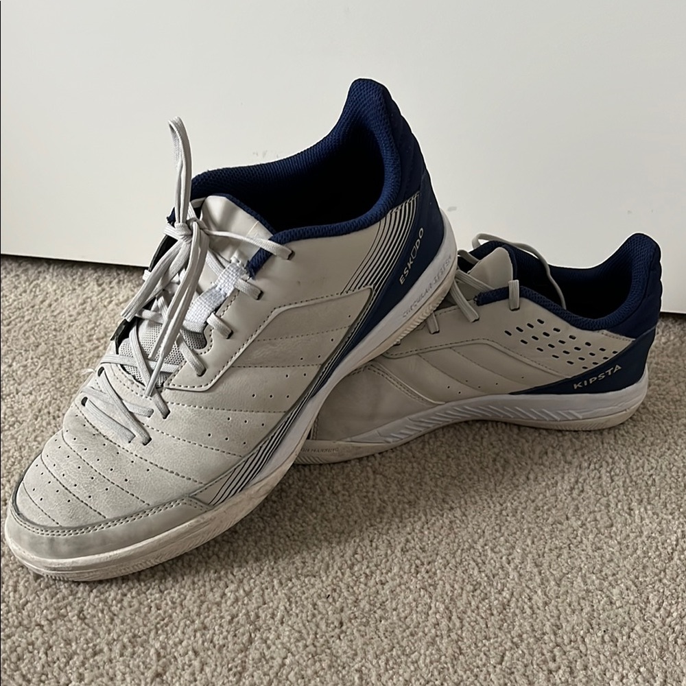 Men’s Eskudo 500 Futsal Beige indoor soccer shoes - size 9.5